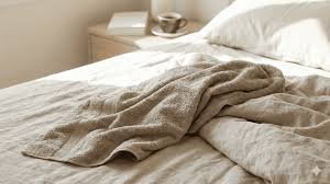 Ajuda para o noivo aprender a tirar a toalha da cama